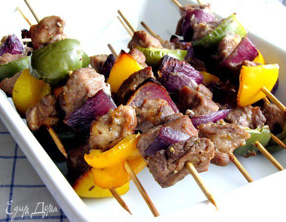 Через 30 минут румяные и ароматные шашлычки по-гречески готовы. Приятного аппетита!