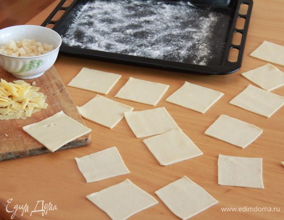 Тесто раскатать и нарезать на ровные квадраты 10х10см. Противень слегка присыпать мукой.