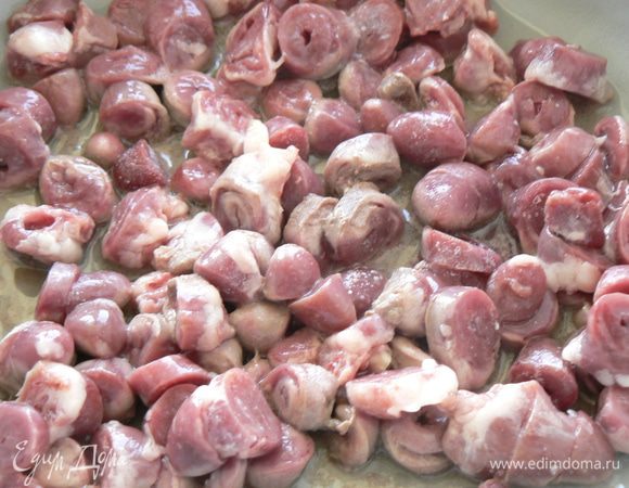 куриные сердца порезать,обжарить на растительном масле