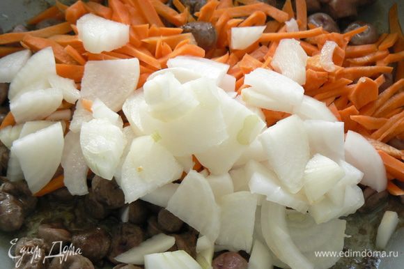 добавить порезанные морковь и лук