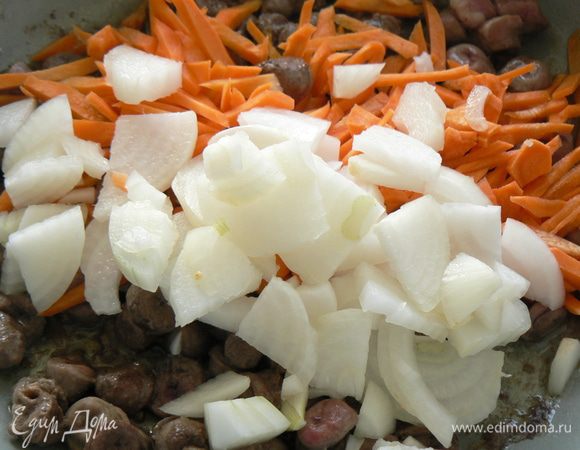 добавить порезанные морковь и лук