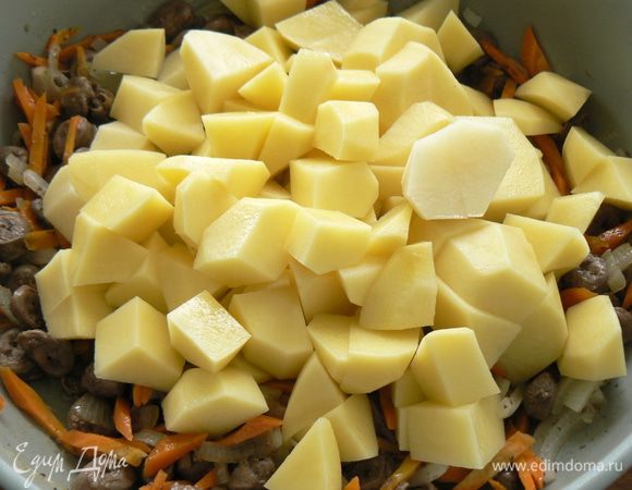 Затем добавить нарезанный картофель.Влить 1.5 стакана воды и тушить около 20 минут: