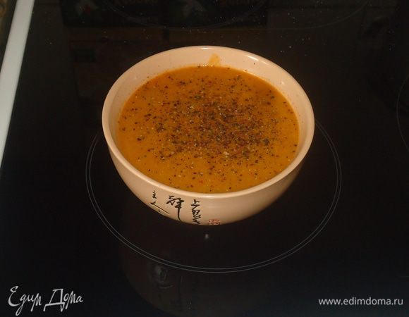 Берем помидоры и сверху делаем небольшие надрезы в виде крестика, потом кладем в кастрюлю и заливаем кипятком на 5 минут, затем снимаем кожицу и убираем семена.