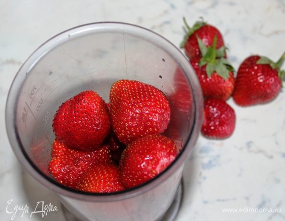 Клубнику помыть, обсушить и удалить чашелистики. Поместить в чашу блендера...