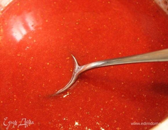 Перелить пюре в сотейник, добавить сахар и хорошо прогреть. Желатин залить небольшим количеством воды и дать набухнуть, затем нагреть до растворения... 