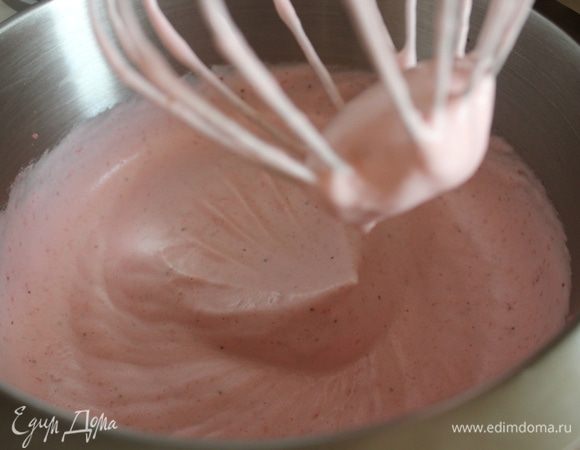 Соединить пюре с желатином и тщательно взбить. Сначала я сомневалась, что довольно жидкое пюре можно взбить до пены.... Но мои сомнения были напрасны. Я взбивала в блендере примерно 15-20 минут. Пюре остывало и насыщалось кислородом... Желатин застывал... В итоге масса увеличилась в 5 раз и превратилась в густую эластичную пену.