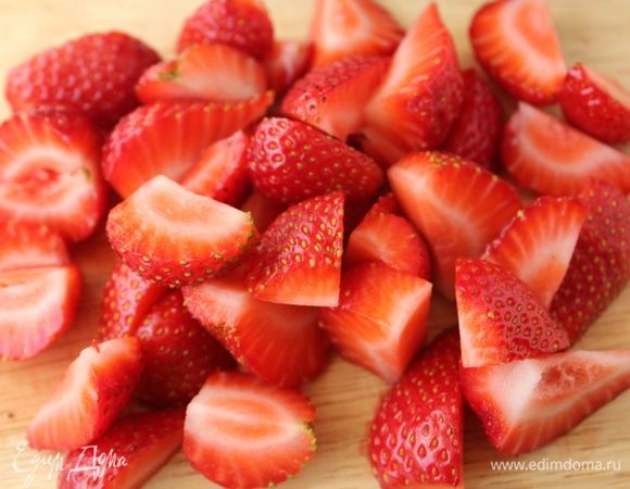 Оставшуюся клубнику порезать небольшими кусочками...