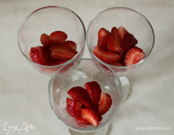 В прозрачные бокалы на дно выложить клубнику