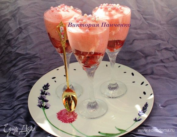 На клубнику выложить слой взбитой массы и поместить десерт в холодильник не менее, чем на 1 час.