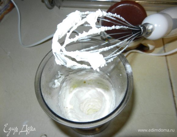 Взбиваем сливки с сахарной пудрой.