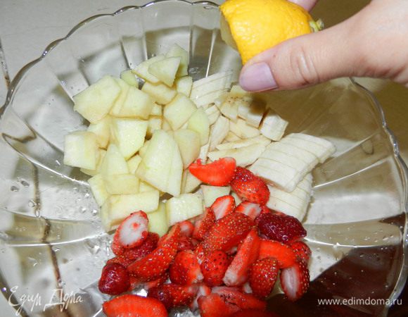 Клубнику, банан, яблоко режем крупными кусочками и сбрызгиваем соком лимона.