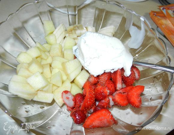 Добавляем шарик мороженого и все хорошо перемешиваем.