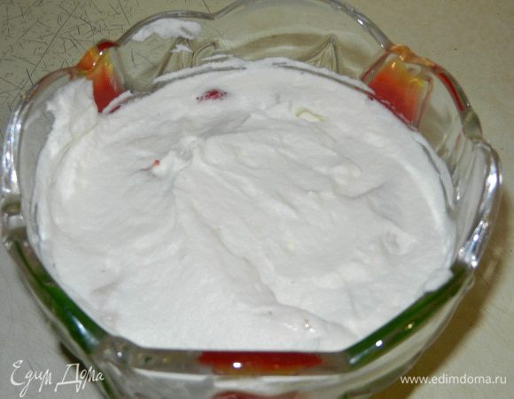 Смесь накладываем в порционные салатницы и накрываем слоем взбитых сливок.