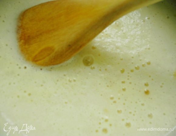 Сначала разводим дрожжи в небольшом количестве воды, добавляем сахар, 2 ст. л. муки, тщательно размешиваем и оставляем для ферментации на 15 минут.