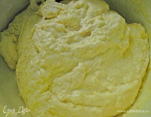 Добавляем в дрожжи оставшуюся воду, затем частями просеивая муку, замешиваем эластичное мягкое тесто. Добавляем в конце соль и оливковое  масло.