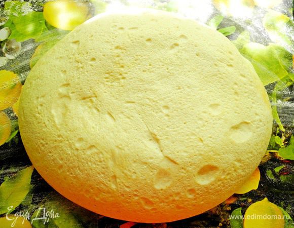 Тщательно вымешиваем тесто в течение 10 минут, выкладываем в смазанную маслом посуду , накрываем и даем подойти в течение часа. 