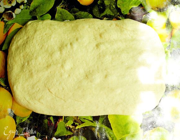 Делим тесто на 2 части, из каждой части руками формируем прямоугольник. 
