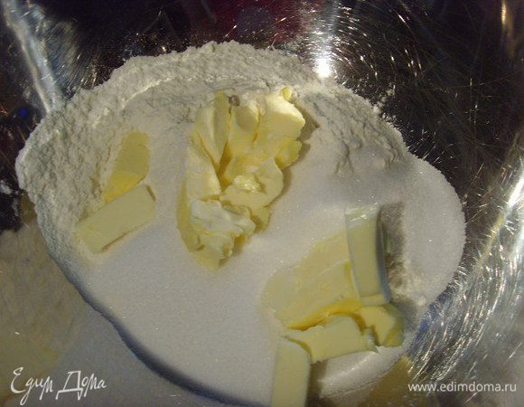 Из муки, сахара и масла приготовить стрейзель ( перетереть руками или прокрутить в блендере).