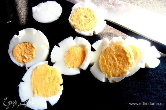 Яйца можно покрошить в супчик,а можно вырезать такие "ромашки")))