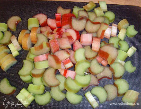 Ревень порезать на мелкие кусочки.