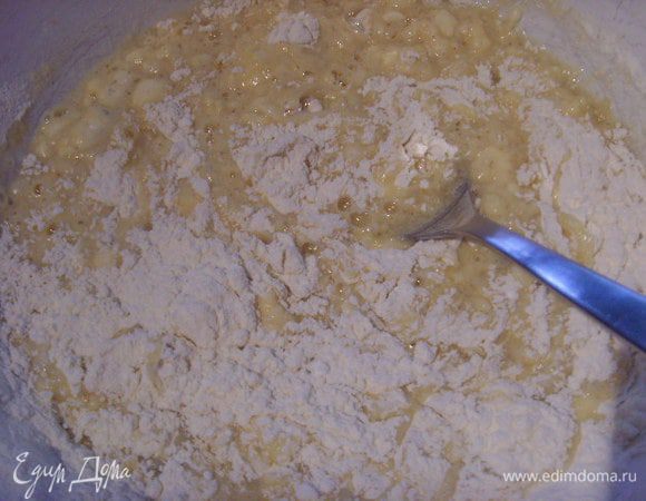 Муку смешать с разрыхлителем, просеять к яичной массе и большой ложкой смешать тесто.