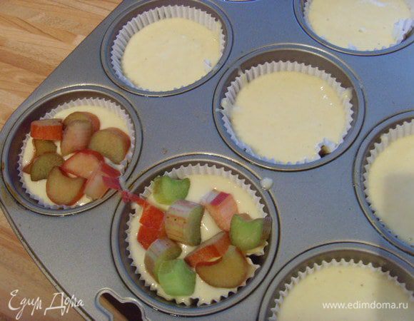 выложить сверху ревень,