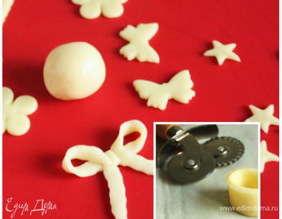 P.S. А это я из остатков шоколадной массы намастерила...))) Так сказать, впрок сделала.))) Как видите, всё отлично держится. Причём масса и через сутки при комнатной температуре оставалась мягкой, не крошилась, не прилипала к рукам. Мне очень понравилась! А резать её лучше всего ножом для теста.