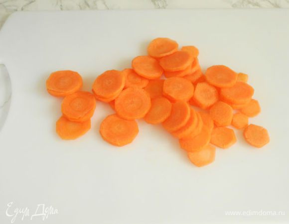 Морковь и зелёный лук очистить, вымыть и нарезать кусочками.Морковь лучше нарезать соломкой, тогда не надо будет разминать вилкой при добавлении кускуса.
