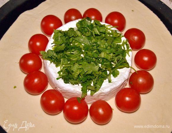 На сыр выложить измельченную зелень.(у меня кинза)