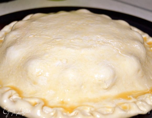Закрепить края, смочив  их водой. Верх  пирога смазать разболтанным яйцом.