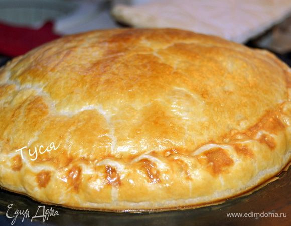 Выпекать в разогретой до 220 гр духовке в течении 25 мин. Готовый пирог вытащить из духовки и оставить на 5-10 минут. Подавать горячим.