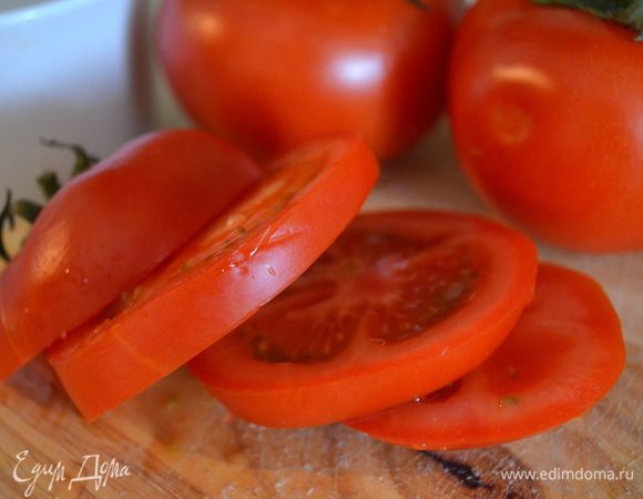 Помидоры помыть, обсушить и нарезать на кружочки толщиной 5 мм