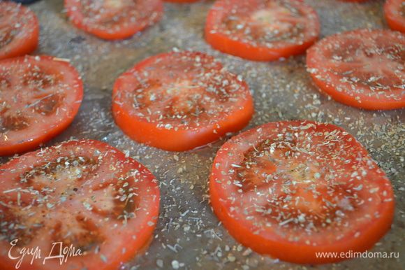 Выкладываем помидоры на застеленный пергаментом противень, солим, перчим, посыпаем травками, побрызгать половиной оливкового масла и запекать примерно 30 минут при 150 градусах.