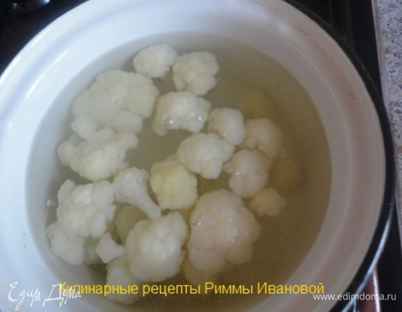 Цветную капусту отварить в подсоленной воде 5-8 минут. Нарезать мелкими кусочками. Морковь, картофель и яйца отварить.