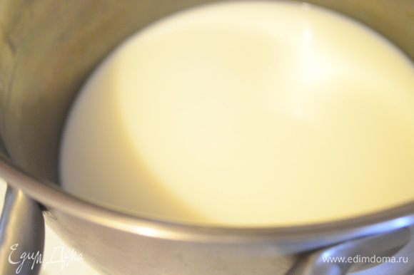 В кастрюле довести до кипения молоко и воду, добавить соль и перец.