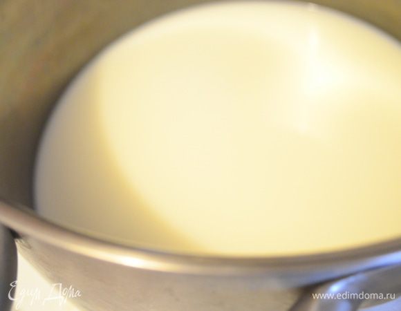 В кастрюле довести до кипения молоко и воду, добавить соль и перец. 