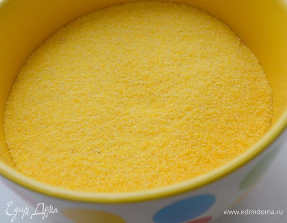 добавить поленту и варить ее примерно 5 минут, при постоянном помешивании на слабом огне