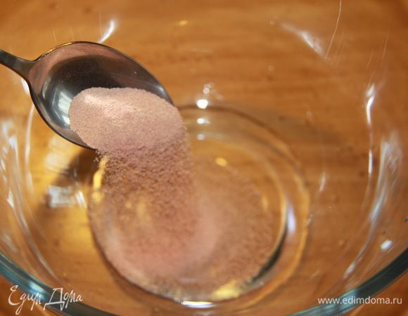 Высыпать дрожжи в теплую воду и дать настояться.