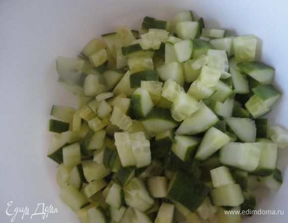 Огурцы нарезать кубиками.