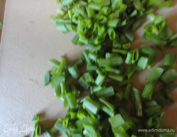 Лук, зелень мелко нарезать. Красную луковицу тоже мелко покрошить.