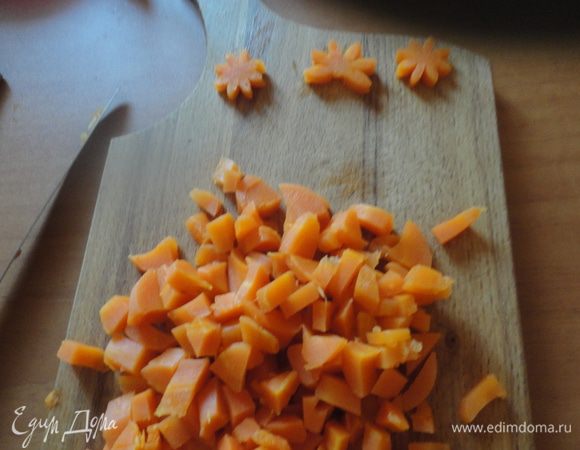 Отварную морковь и картофель нарезать кубиками.
