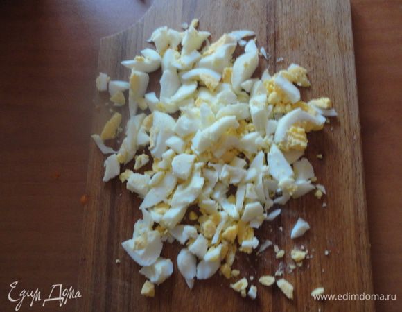 Яйца мелко нарезать.