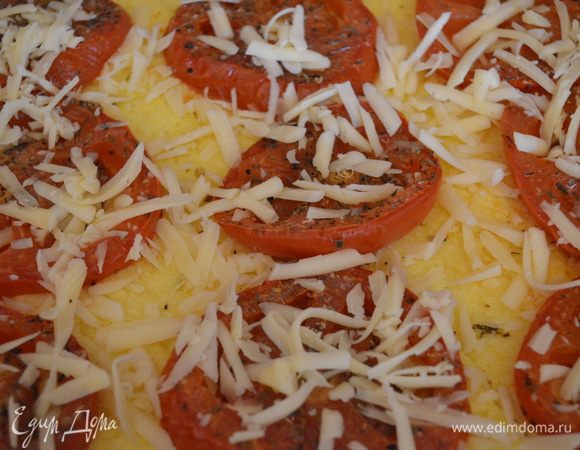 выкладываем нашу поленту в форму для запекания, предварительно смазав ее маслом. Сверху раскладываем томаты и посыпаем сыром. 