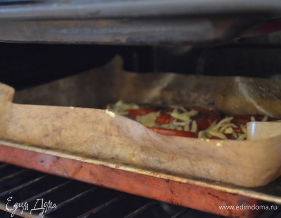 выпекаем еще 15 минут при 180 гр. Вкусно и в горячем и в холодном виде, а подаем порезав на кусочки!