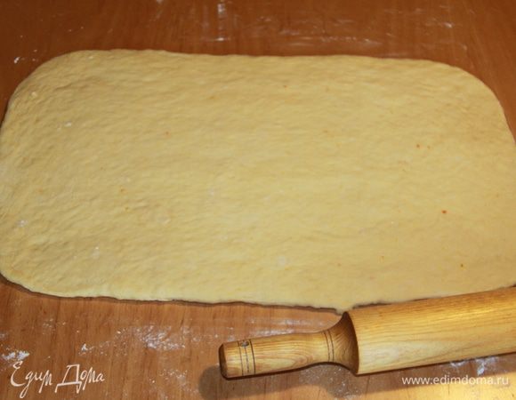 Раскатать тесто в большой прямоугольник толщиной около 0,5 см. У меня получился прямоугольник 35Х45 см.