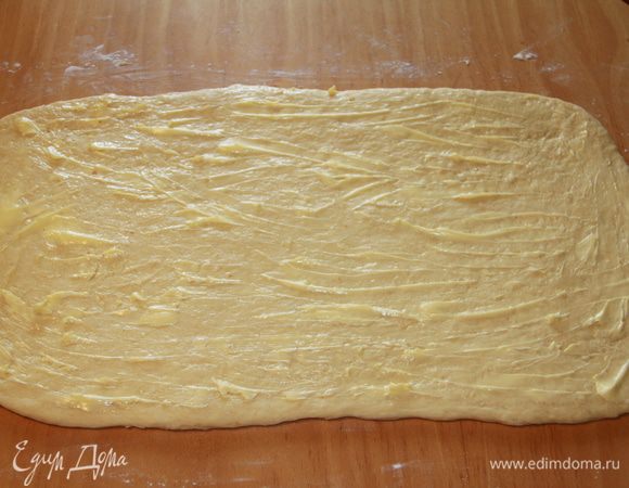 Смажьте маслом тесто.  
         