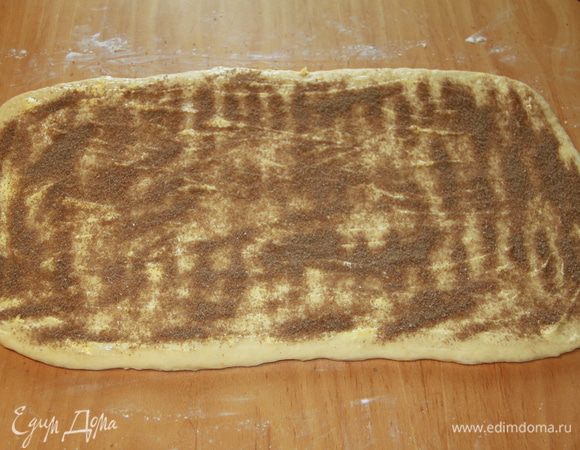 Посыпьте смесью корицы и сахара (можно взять ванильный сахар).