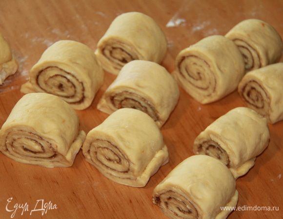 Скатайте тесто в рулет и разрежьте его на 12 одинаковых цилиндров.