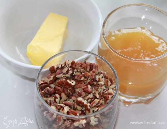 Подготовьте продукты для заливки: мёд, орехи и масло. Масло и мёд смешать и немного нагреть (я грела в микроволновке 20 секунд).
