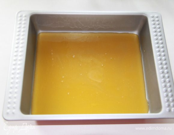 Приготовить форму, в которой вы будете выпекать булочки; у формы должны быть достаточно высокие края, размер примерно 25Х30 см. Вылить в форму для запекания мёд с маслом.